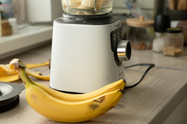 Foto vegan bananen smoothie in de keuken op de tafel