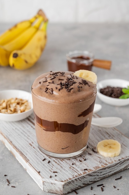 Vegan bananenchocolade-ijs met chocoladeglazuur en hagelslag in een glas Healthy food