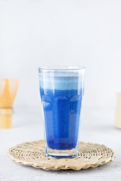 코코넛 밀크 유당 글루텐 무설탕과 클리토리아 꽃으로 만든 비건 블루 말차 라떼 음료