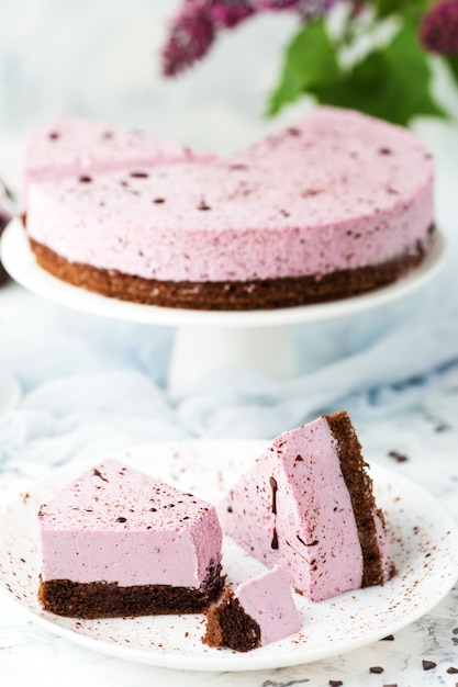 Photo vegan blueberry cake with chocolate biscuit on a light