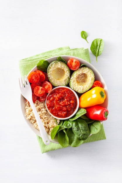 Vegan Boeddha schaal. gezonde lunchkom met avocado, tomaat, paprika, quinoa en salsa