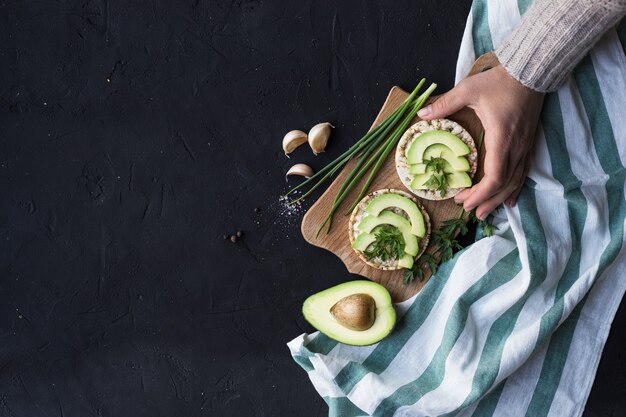 Foto vegan tortillas di riso per colazione avocado pomodoro spezie cipolle