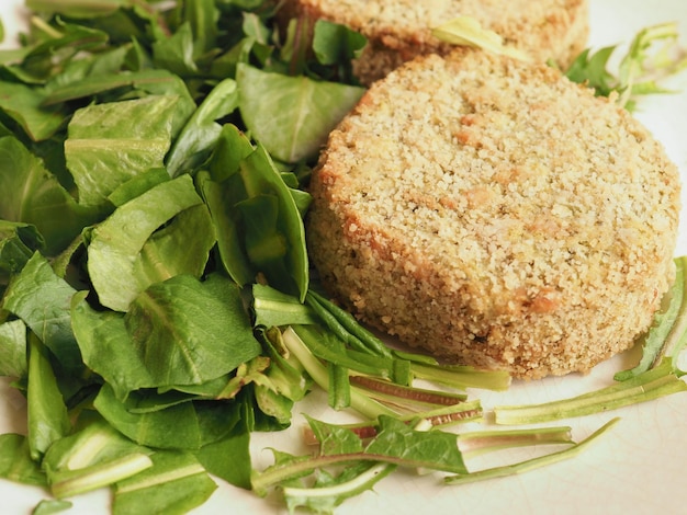 Vegan burger met salade