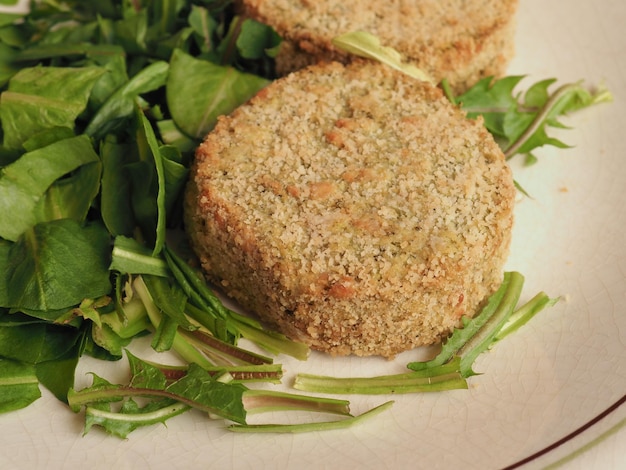 Vegan burger met salade