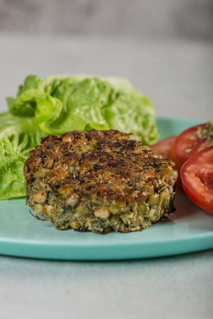 Vegan burger met tomaten en sla