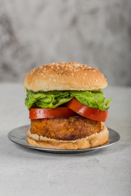 Vegan burger met tomaten en sla