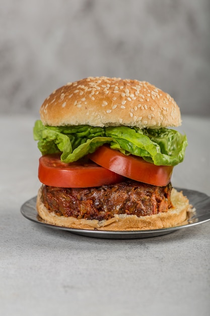 Vegan burger met tomaten en sla