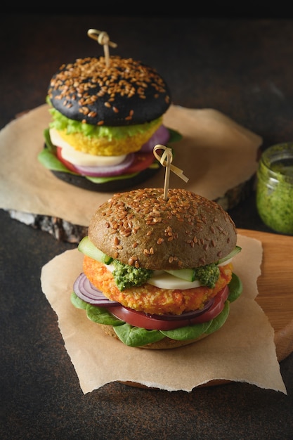 Vegan burger van spirulina broodjes groenten wortel gehaktballetjes