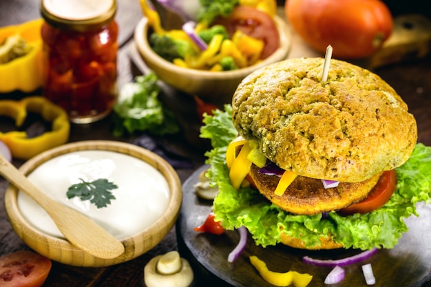 Hamburger vegano, sandwich di pane integrale, snack senza carne a base di mais, patate, proteine di soia strutturate, legumi, tofu, funghi e cereali