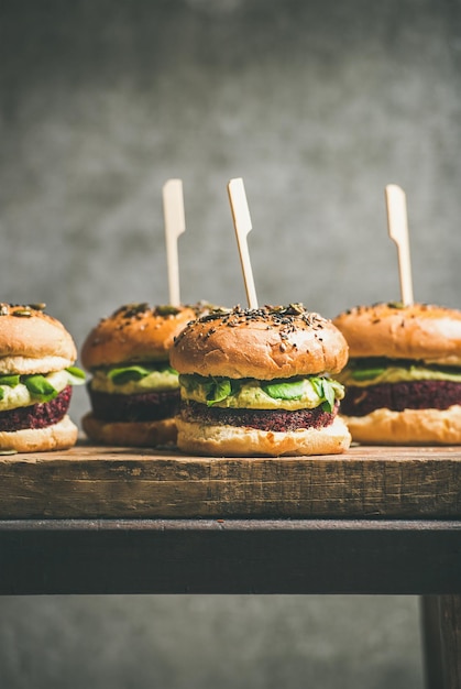 Hamburger vegani con polpette di barbabietola e germogli verdi