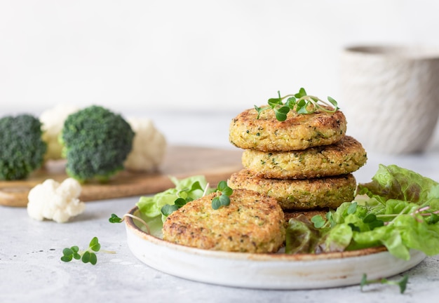 Hamburger vegani con cavolfiore broccoli di quinoa cibo vegano sano