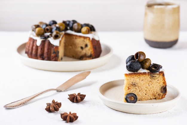 Vegan cake met groene en zwarte olijven en citroen op een bord suikergluten- en lactosevrij