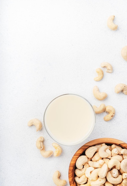 Vegan Cashewnotenmelk in flessen close-up witte tafel achtergrond Niet-zuivel alternatieve melk Healthy