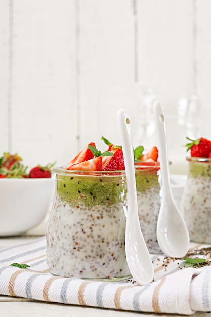 Vegan chia pudding van kokosmelk met aardbeien en kiwi.