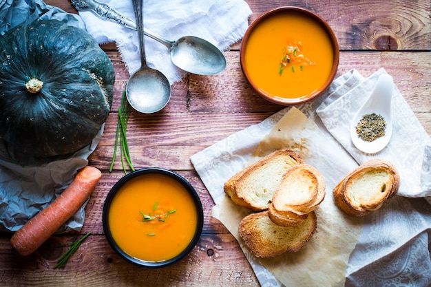 Zuppa di zucca deliziosa cremosa vegana