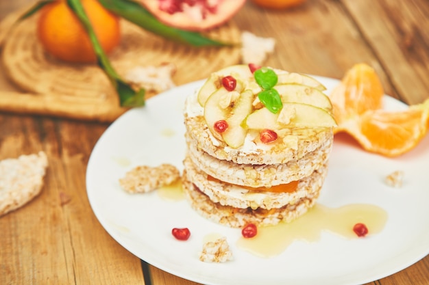 Vegan, dieta, torta di compleanno naturale biologica con riso croccante