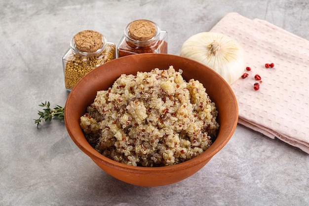 Foto cucina dietetica vegana cereali quinoa bolliti