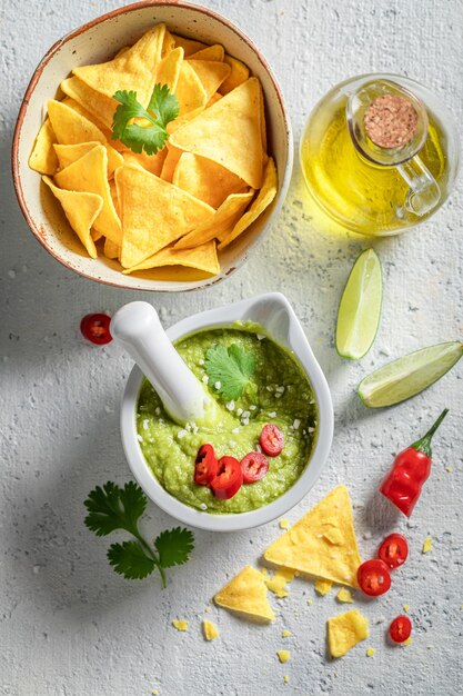 Vegan en huisgemaakte guacamole met nachos kruiden en pepers