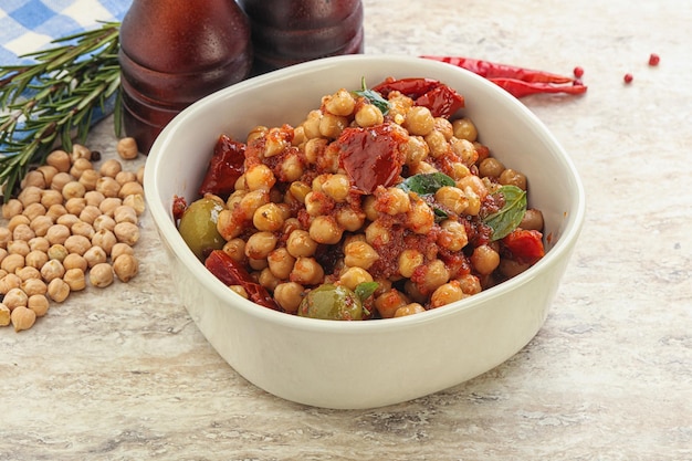 Photo vegan food chickpea beans with dry tomato and olives