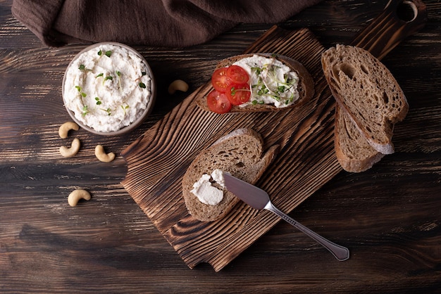 Foto cibo vegano, crema di formaggio fatta in casa a base di anacardi fermentati.