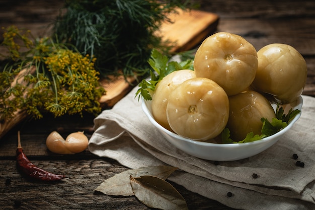 채식주의 자 음식-나무 표면에 절인 그린 토마토