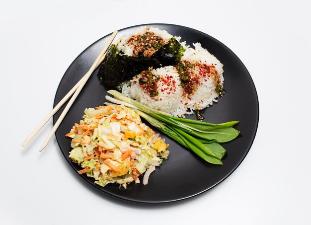 Foto cibo vegano vista dall'alto del riso asiatico fatto in casa con insalata e nori