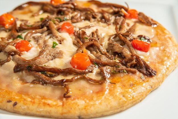 Веганская еда веганская пицца на белой тарелке над деревом, выборочный фокус