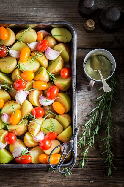 Vegan gebakken aardappelen met knoflook en cherrytomaatjes