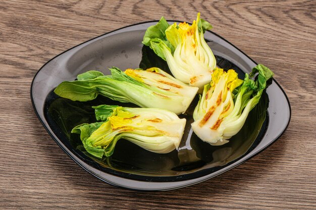 Foto insalata vegana alla griglia di bok choy