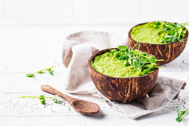 Vegan groene broccolisoep of smoothie