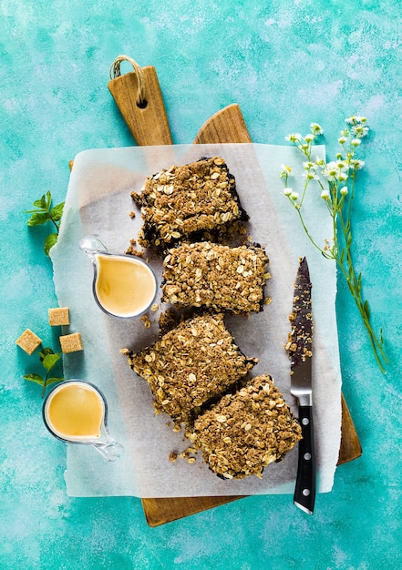 Vegan havermoutcrumble met bosbessen en kokosroom. zomerdessert voor het ontbijt met kopjes espresso