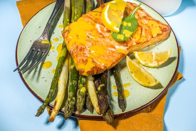 Cibo sano vegano, ricetta dietetica keto, bistecca di pesce salmone alla griglia al forno con asparagi