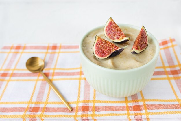 Foto gelato vegano fatto in casa alla banana e gelato al mango.