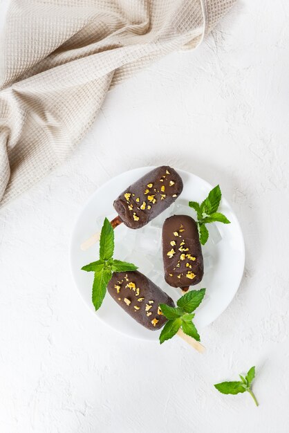 Photo vegan homemade chocolate ice cream with mango and mint