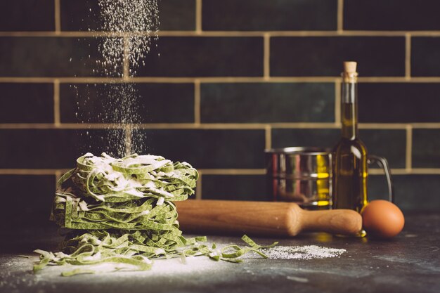 Foto pasta fresca italiana vegana con spinaci