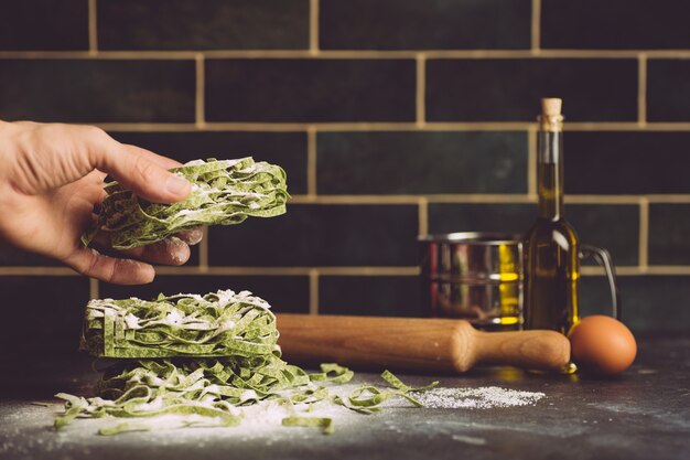 ほうれん草のビーガンイタリアのフレッシュパスタ