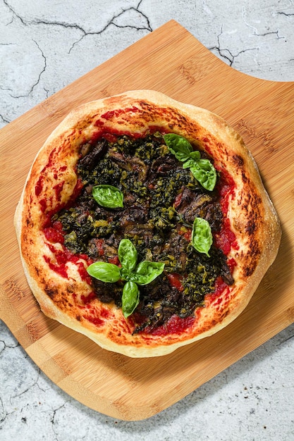 Веганская итальянская пицца с зелеными овощами и базиликом без сыра здоровое питание