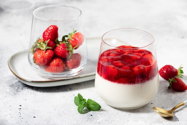 Vegan kokos panna cotta met aardbeien in glas