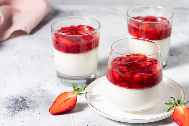 Vegan kokos panna cotta met aardbeiensaus in glazen