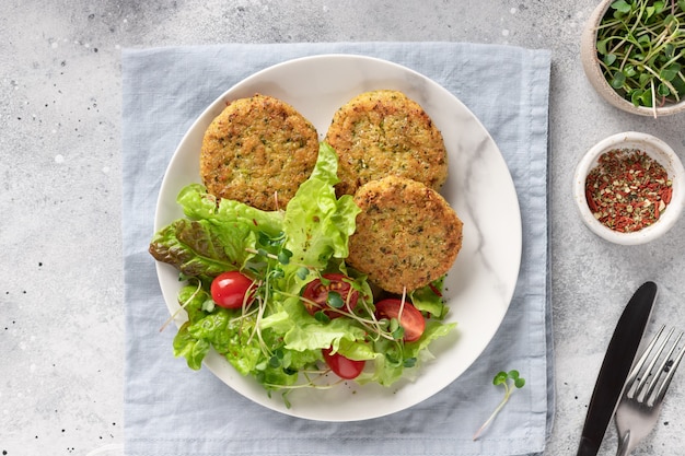 Vegan lunchbordje met broccoli en quinoaburgers