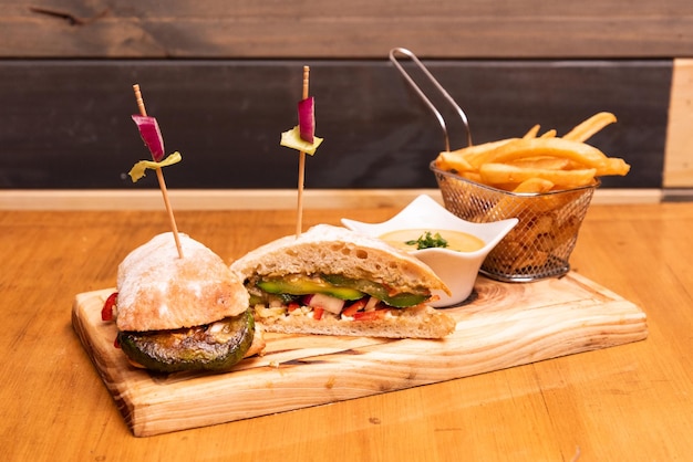 Sandich di carne vegano con patatine fritte aperto a metà