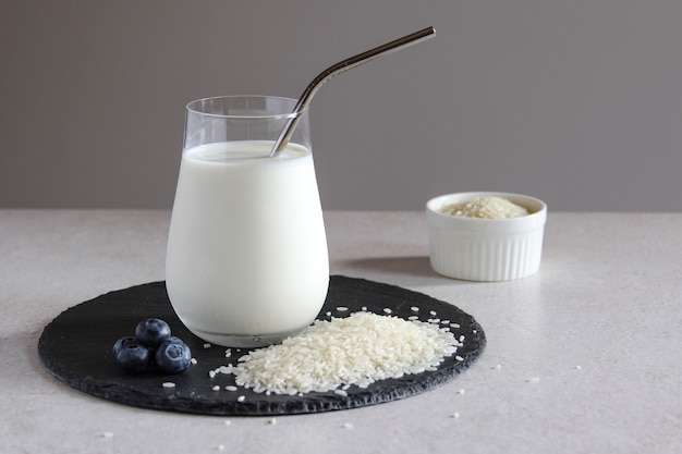 vegan melk van rijstkorrels op tafel vegan of vegetarische melk groenten melk gezond eten