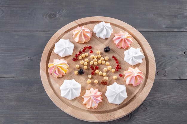 Vegan meringue gekookte kikkererwten aquafaba rode aalbessen en bramen op een houten bord