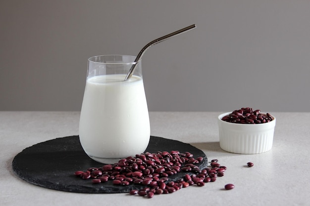Latte vegano da chicchi di fagioli sul tavolo latte vegano o vegetariano latte vegetale cibo sano