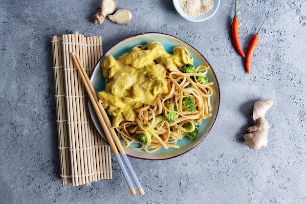 Vegan noedels met kip en groenten