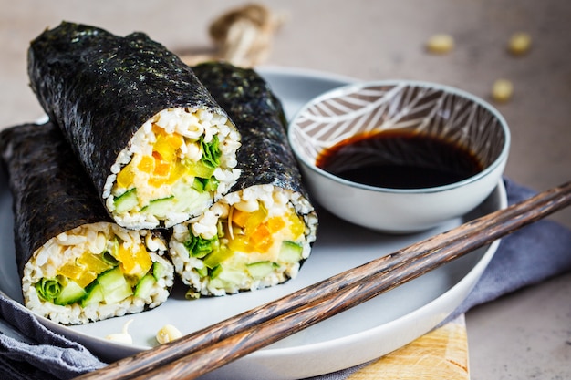 ビーガン海苔はご飯、フムス、野菜、苗で包みます。