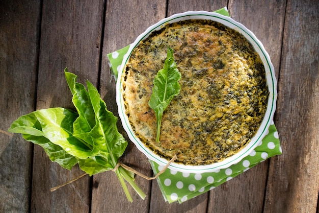 Foto vegan omelet met kikkererwtenmeel en snijbiet