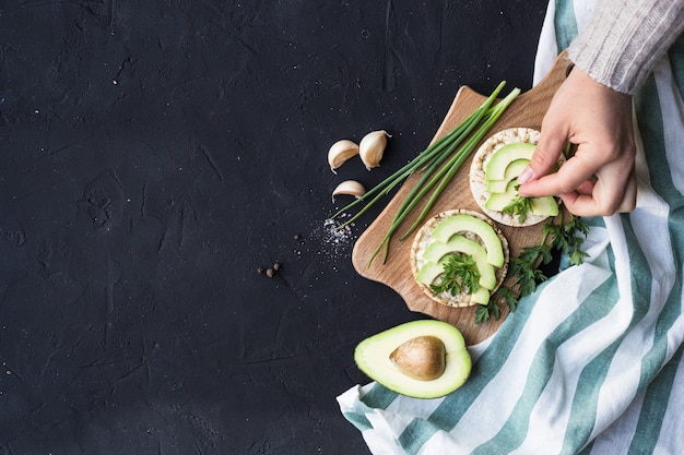 Vegan ontbijt rijst tortilla's avocado tomaat kruiden uien