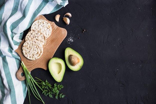 Foto vegan ontbijt rijst tortilla's avocado tomaat kruiden uien