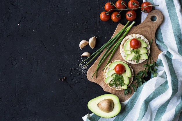 Vegan ontbijt rijst tortilla's avocado tomaat kruiden uien